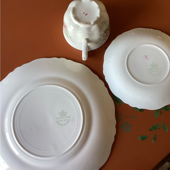 Antique Johnson Bros, England, 9” luncheon plate, cup & saucer, pattern JB929. - Picture 6 of 15